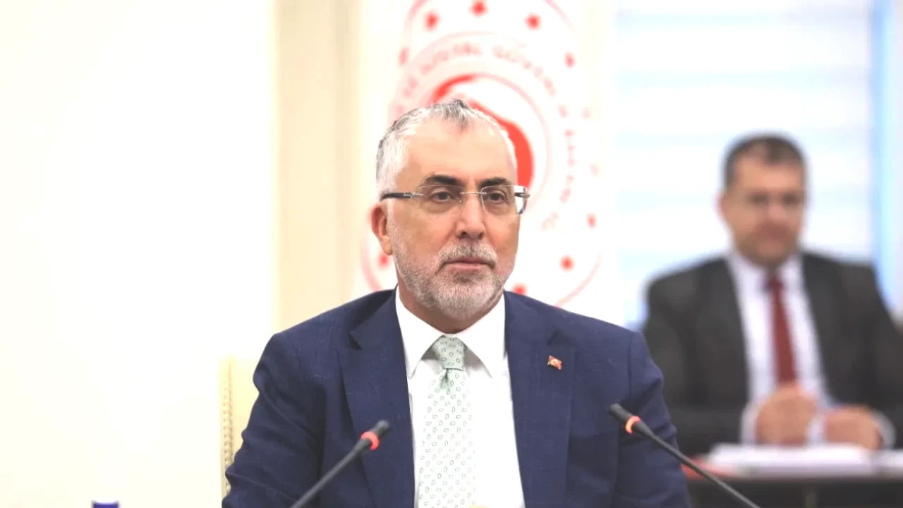 Çalışma Saatlerinde Değişim Olacak mı? Bakan Işıkhan'dan Beklenen Açıklama!
